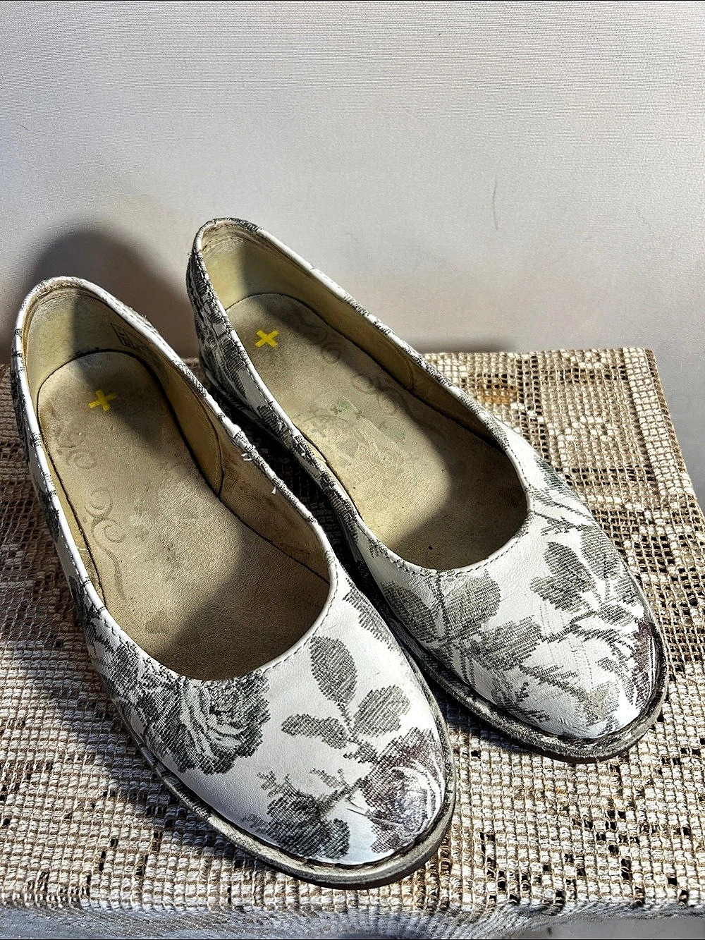 Dr Martens Doc Martens Christina Floral Flats in Gray & White US 9